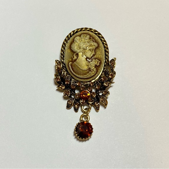 Jewelry - Cameo Brooch Pin